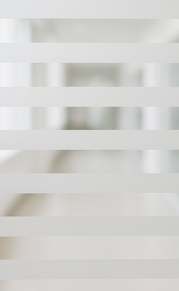 Ein modernes, transparentes Fenstergitter sorgt für Sichtschutz, während es gleichzeitig lichtdurchlässig bleibt.