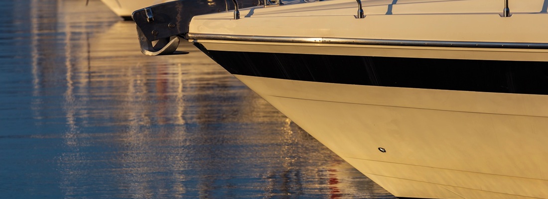 Yacht mit blauen Zierstreifen im Hafen in Hamburg