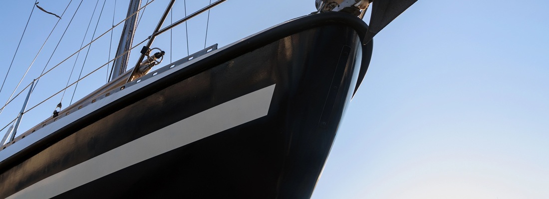 Schwarze Zierstreifen auf einem Boot in Hamburg